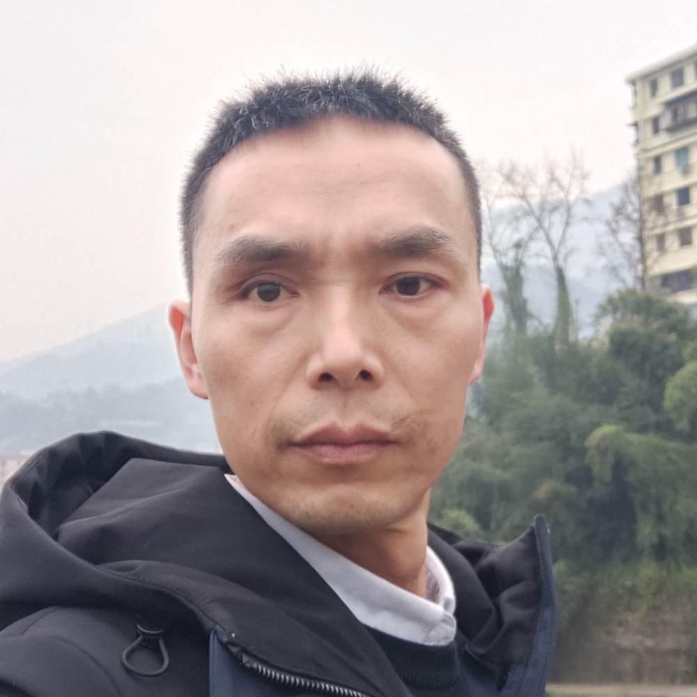 俊逸拿香氛的照片