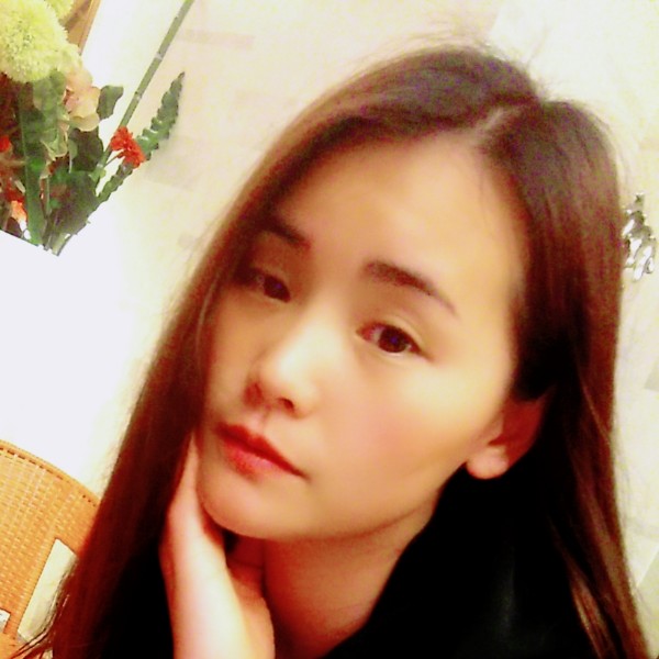 故意蹙眉指甲油的照片