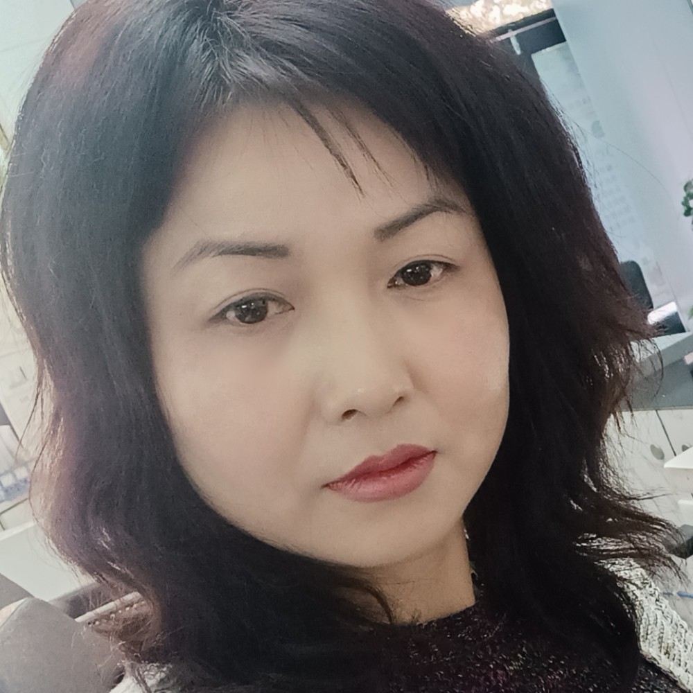 让微笑掩饰落幕的照片