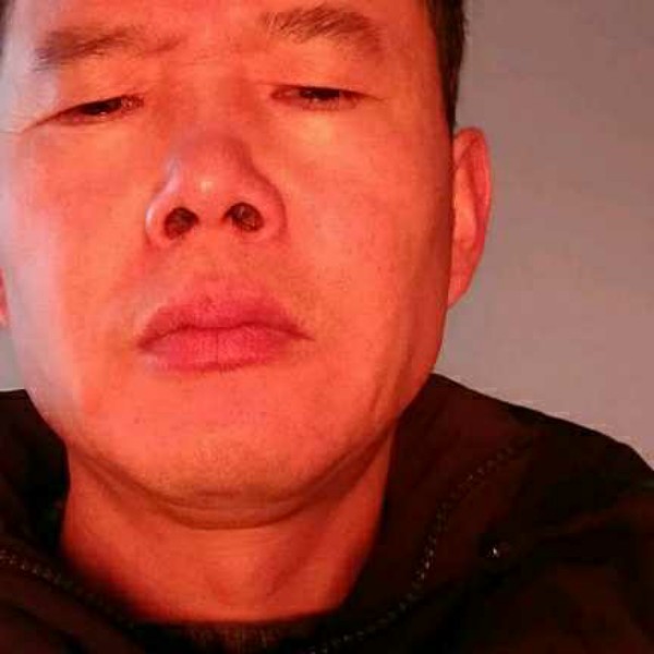 眼神邂逅疯狂的照片