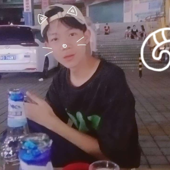 儒雅挽手钢铁侠的照片