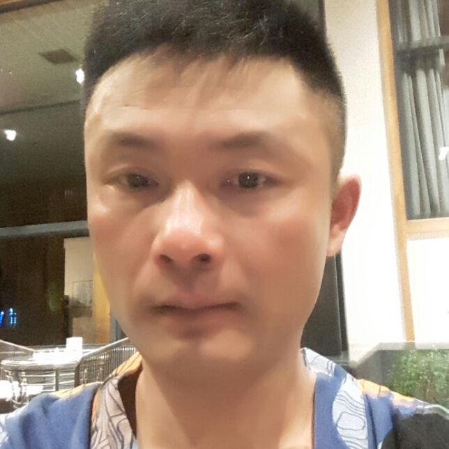 认真拿画板的照片
