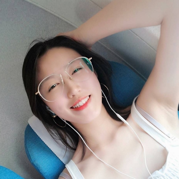 高大霓裳的照片