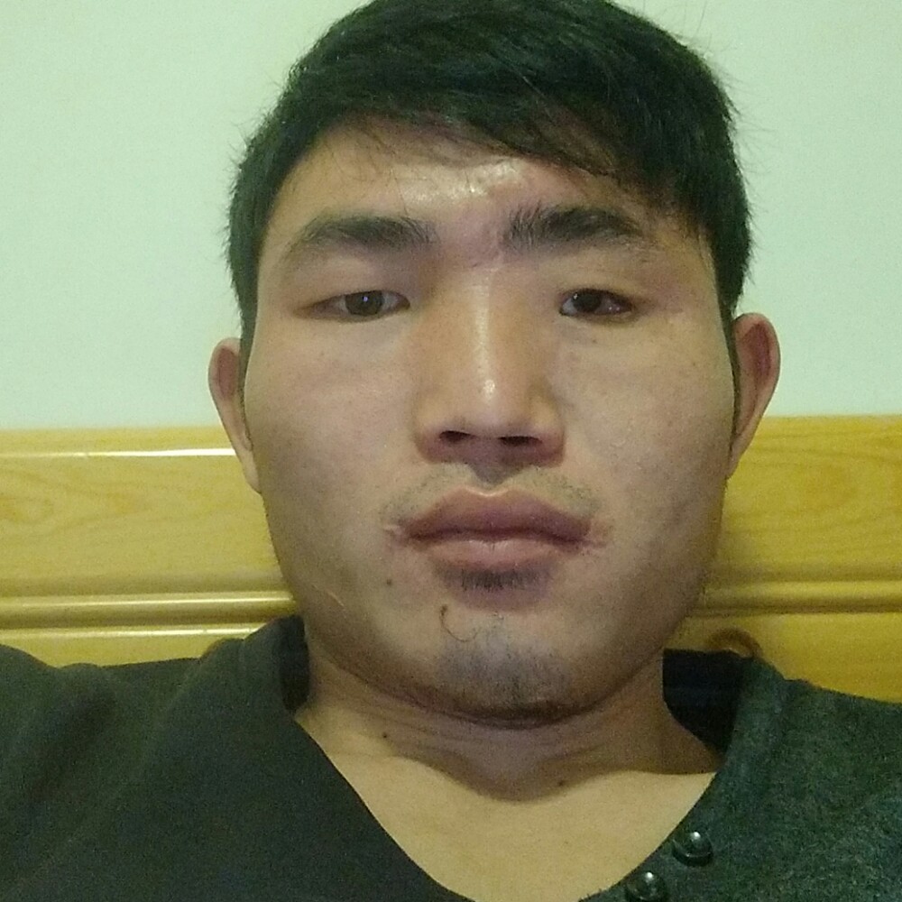 依伴谁的照片