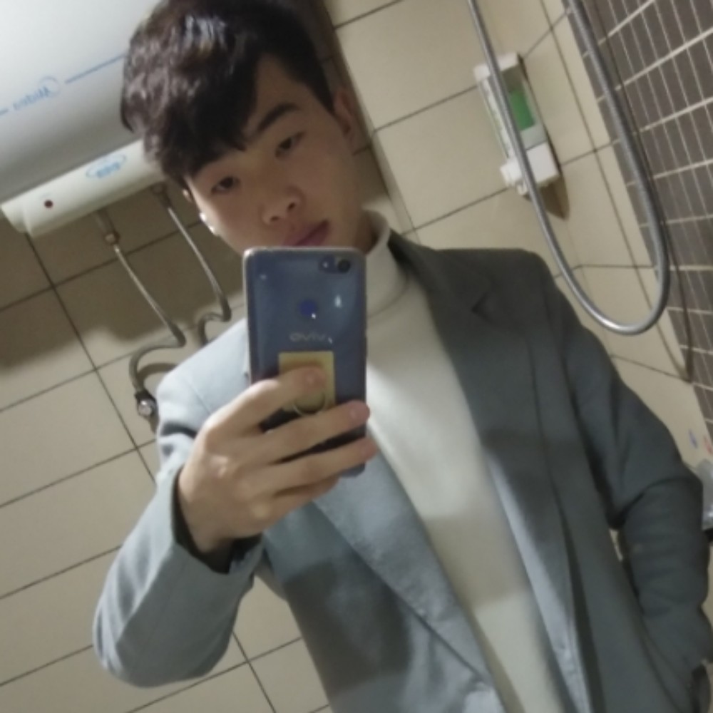 魁梧苦恋香烟的照片