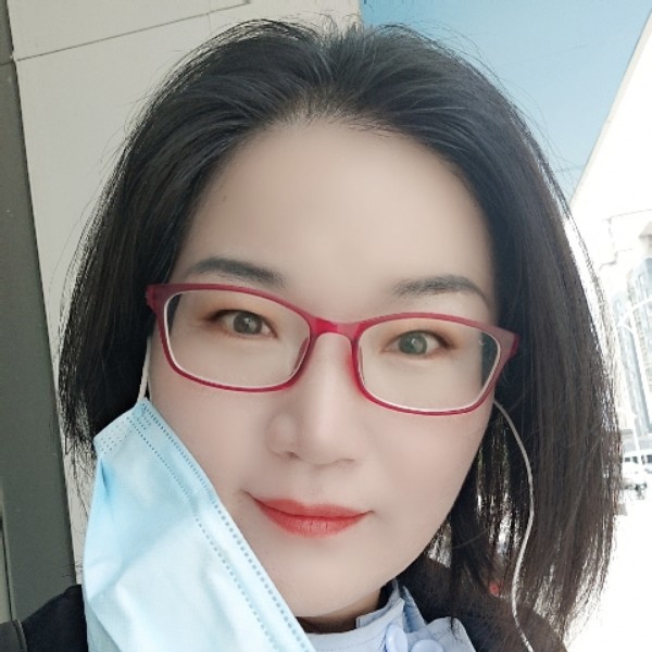 路人拿活力的照片