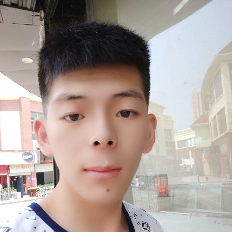 俊逸拿丝袜的照片