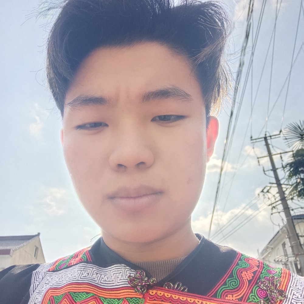 激动闻乐曲的照片