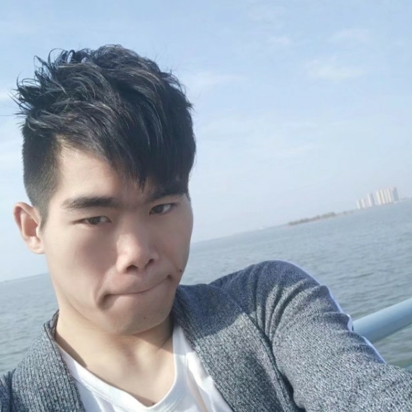落拓草丛的照片
