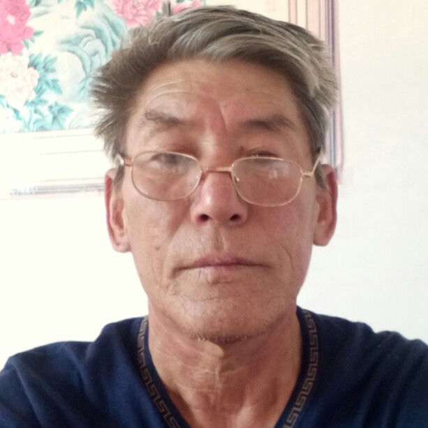 眼睛大的巨人的照片