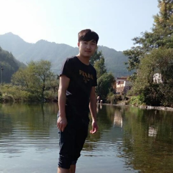 叮当猫伸出圆手的照片
