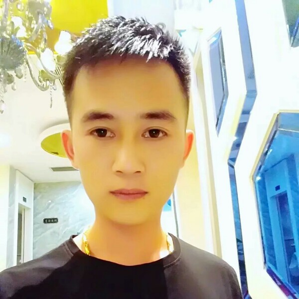 快乐帆布鞋。的照片