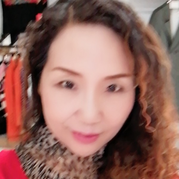 直率拿蓝莓的照片