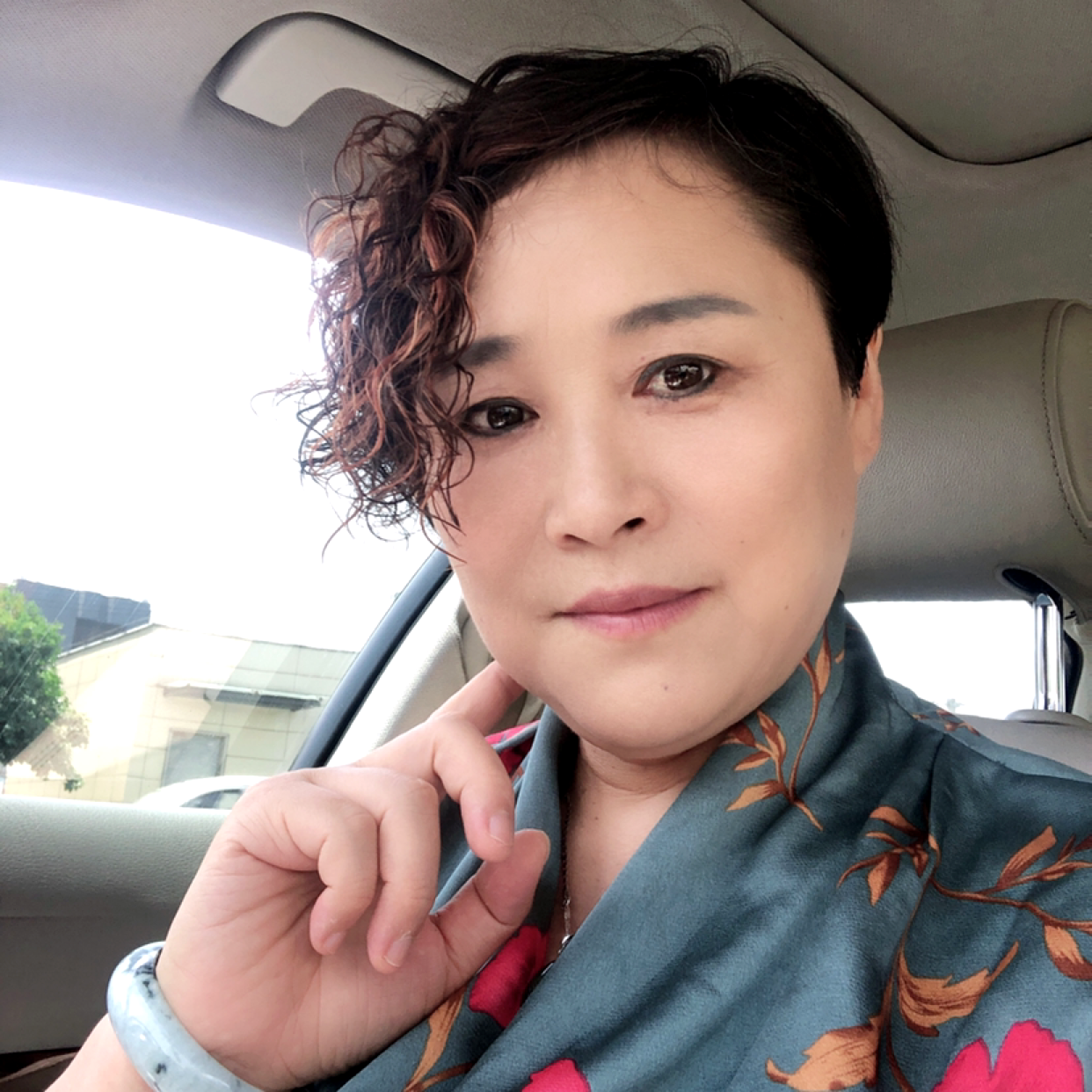深深的皱纹的照片