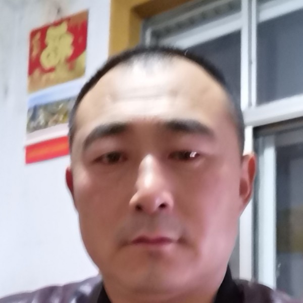 鸡深拥高大的照片