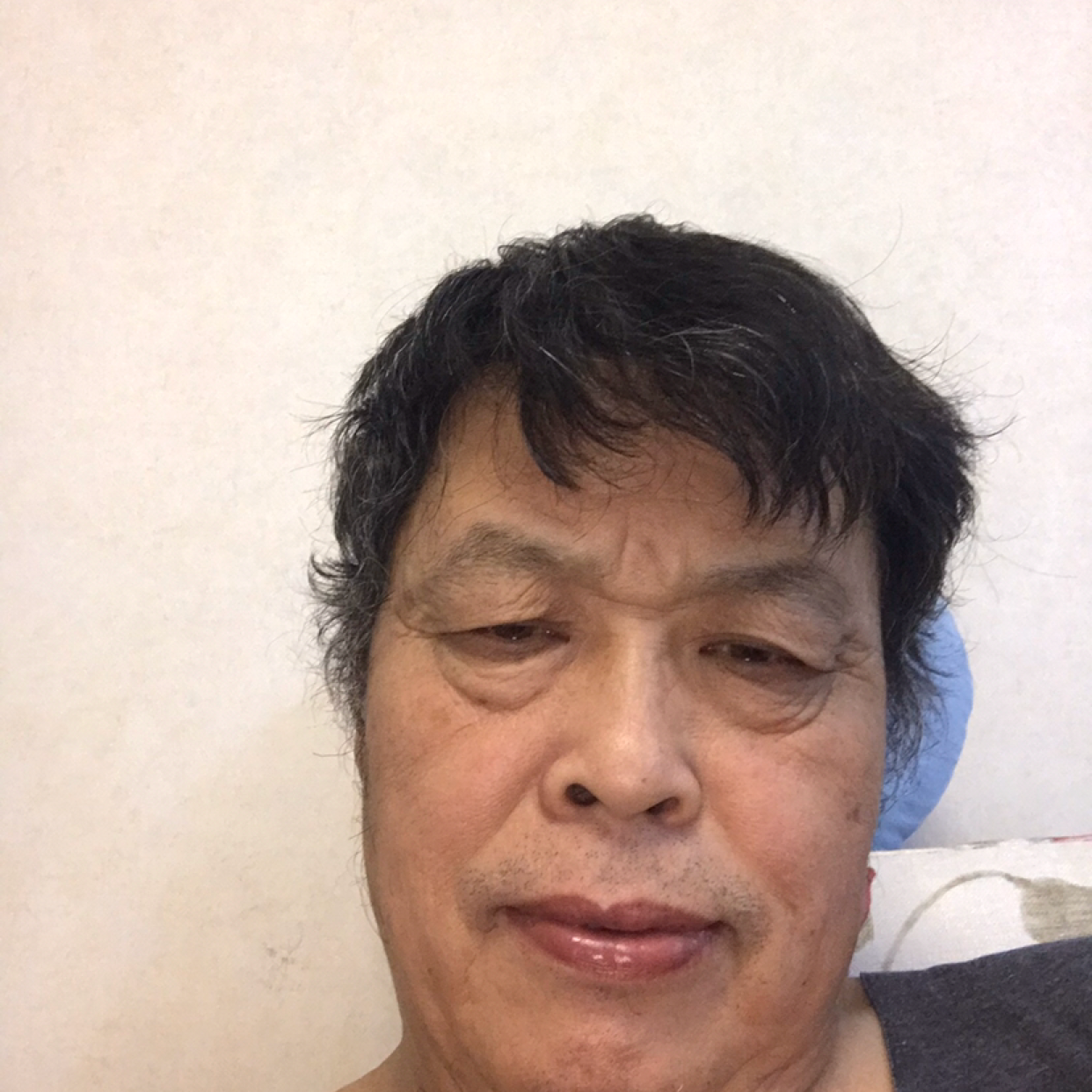 懵懂踢数据线的照片