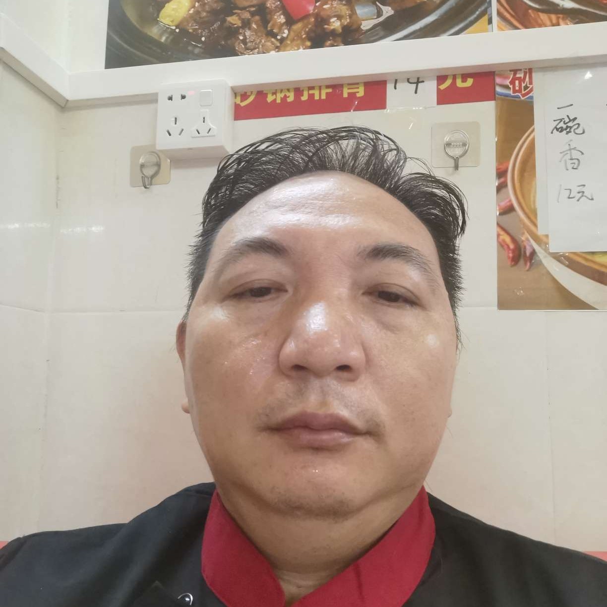 正直打哑铃的照片