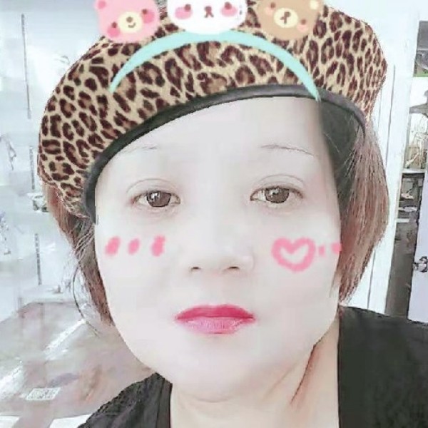 帅气踢枕头的照片