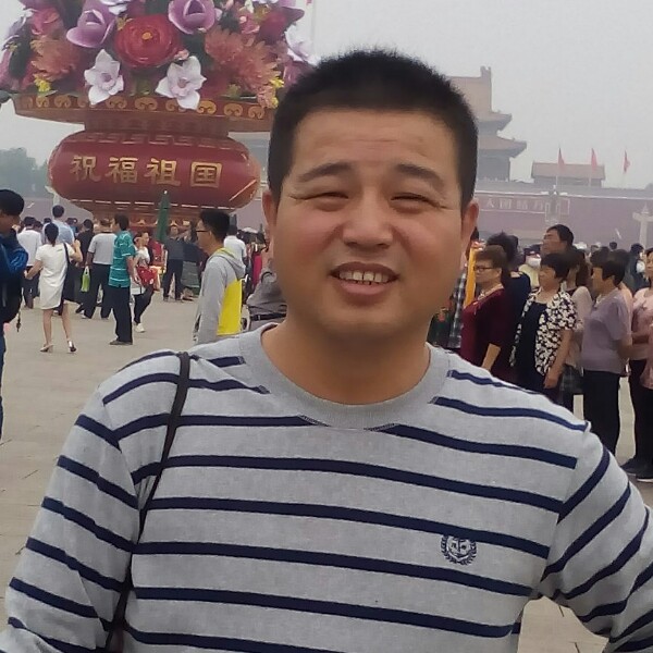 友好挽手大侠的照片