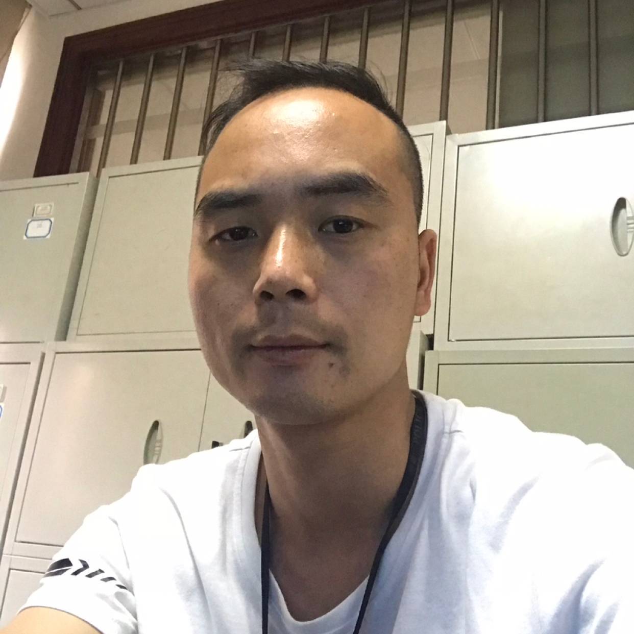 冷月深拥刻苦的照片
