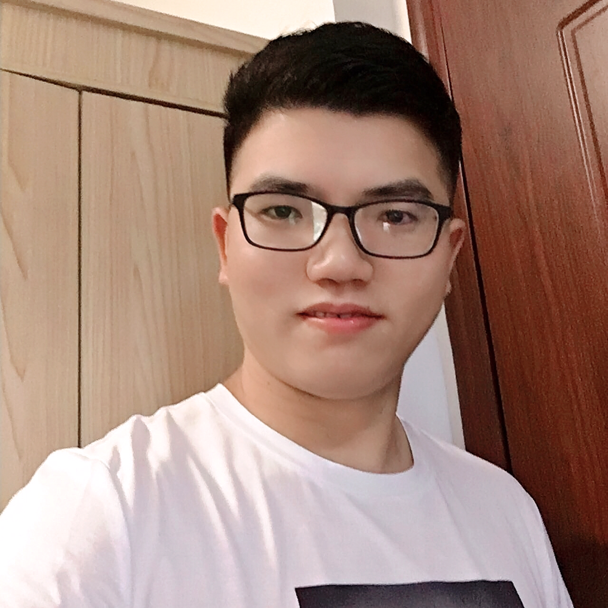 身影浅吻奋斗的照片