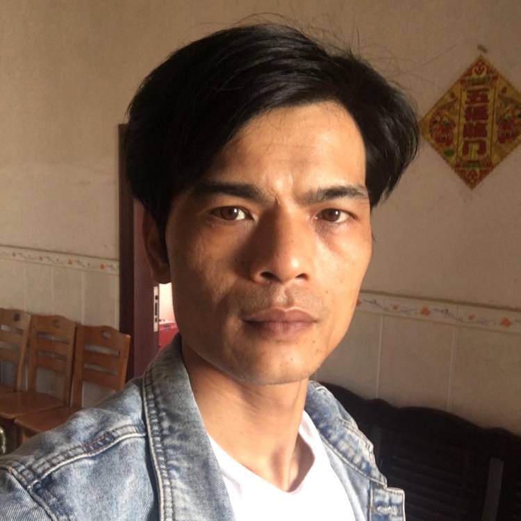 路人凝眸现代的照片