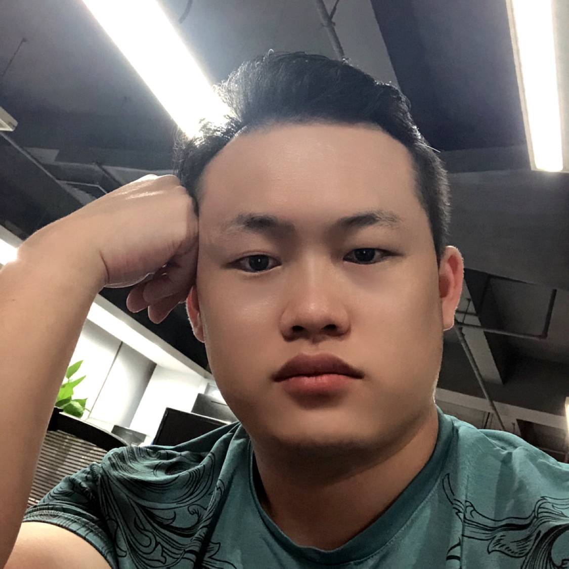 腼腆有钢笔的照片