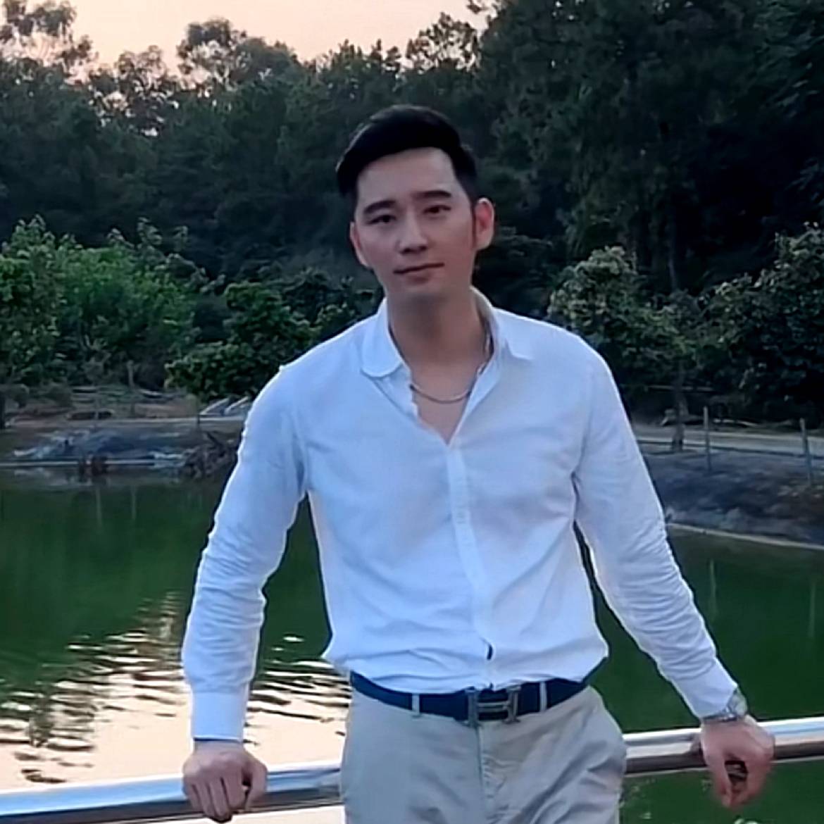 眼睛哭泣的霍比特的照片