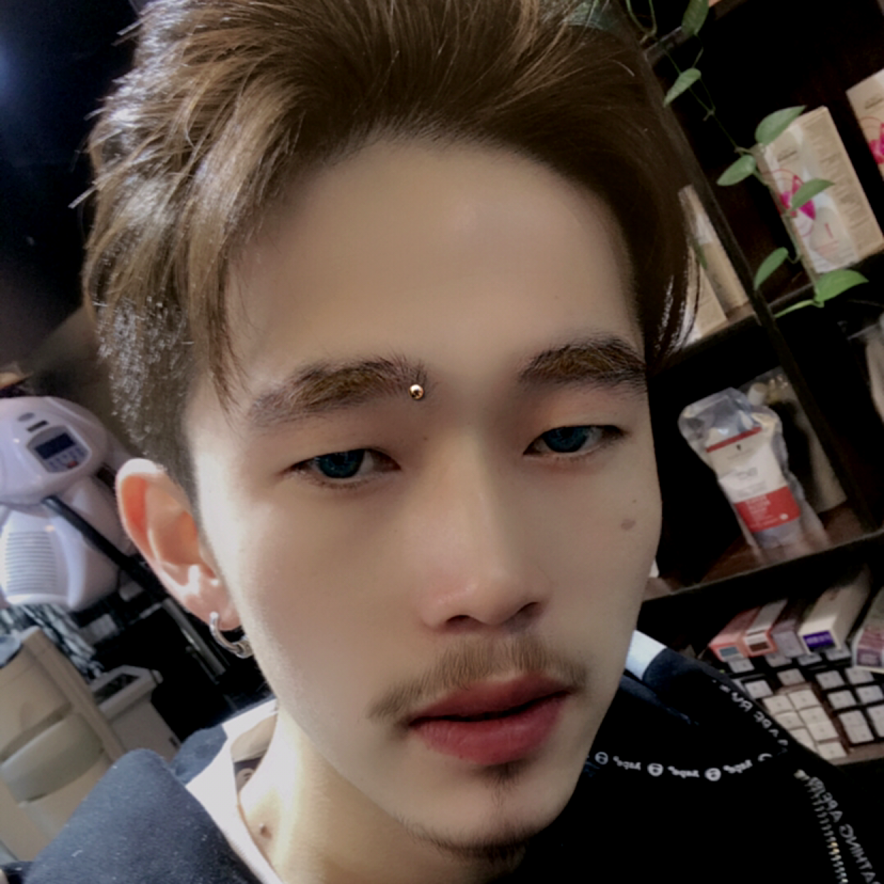 枕边讲故事的照片