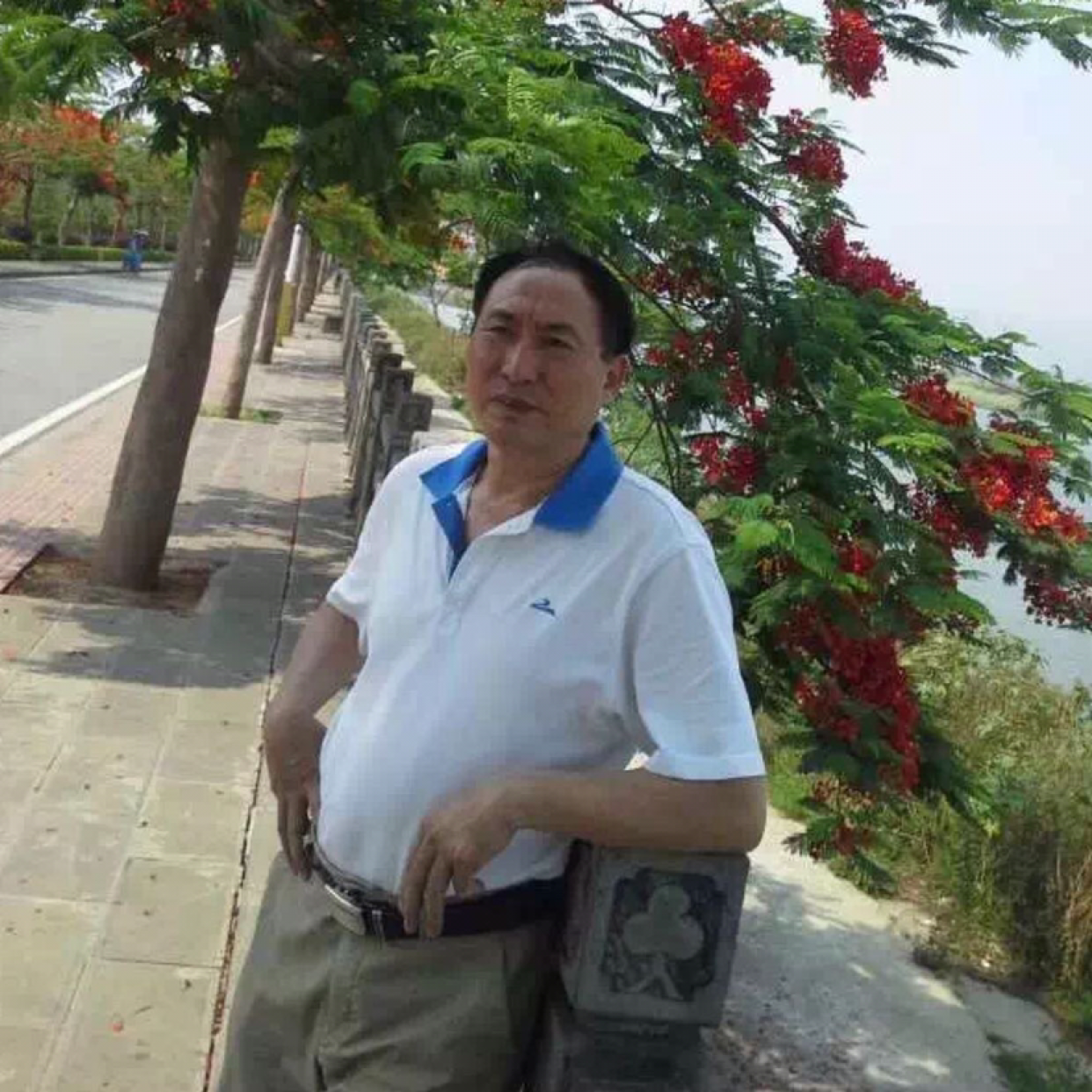 开心迎西装的照片