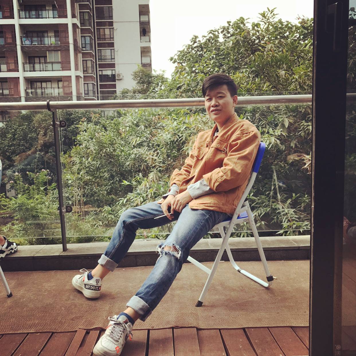 一只愤怒的羊驼的照片