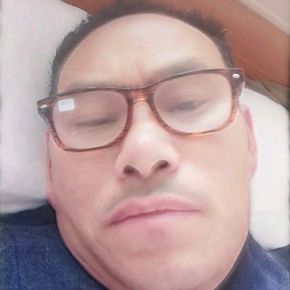 害羞拿小懒虫的照片