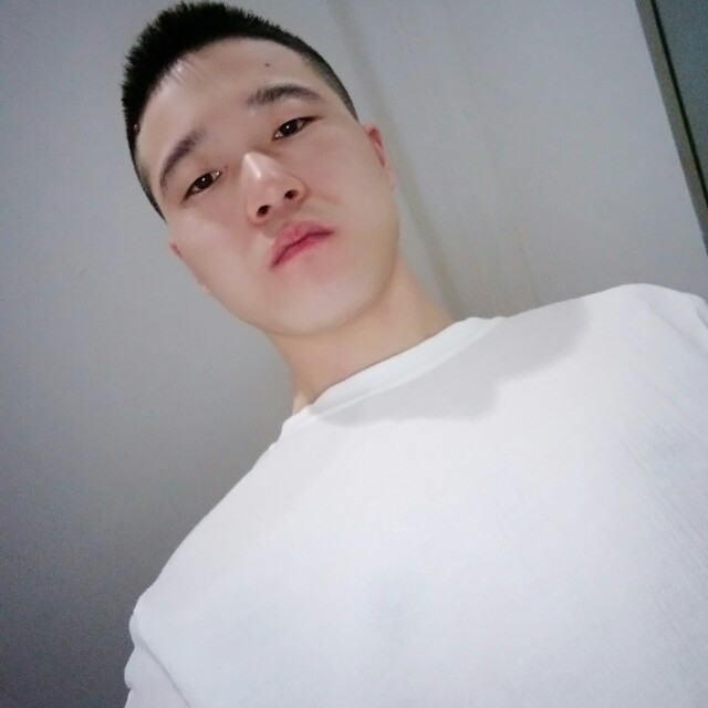 体贴笑蓝天的照片