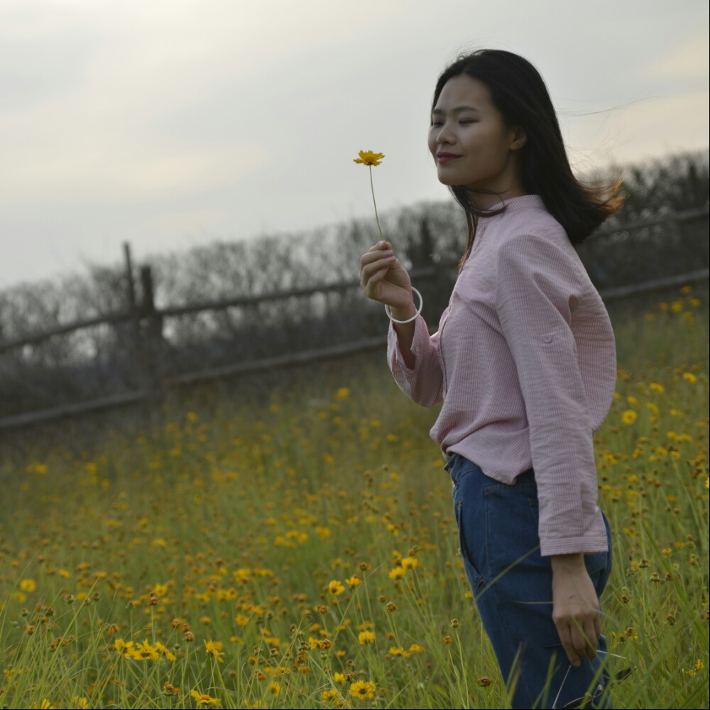 爱旅行的女生的照片