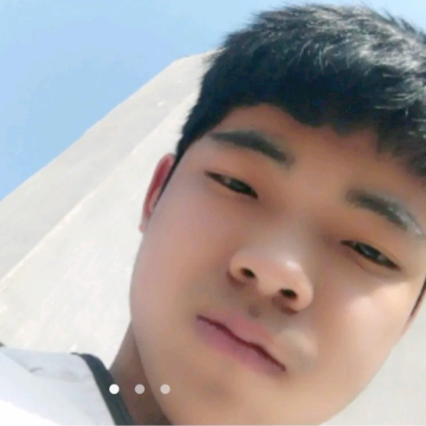 ゛趴在墙头等红杏的照片