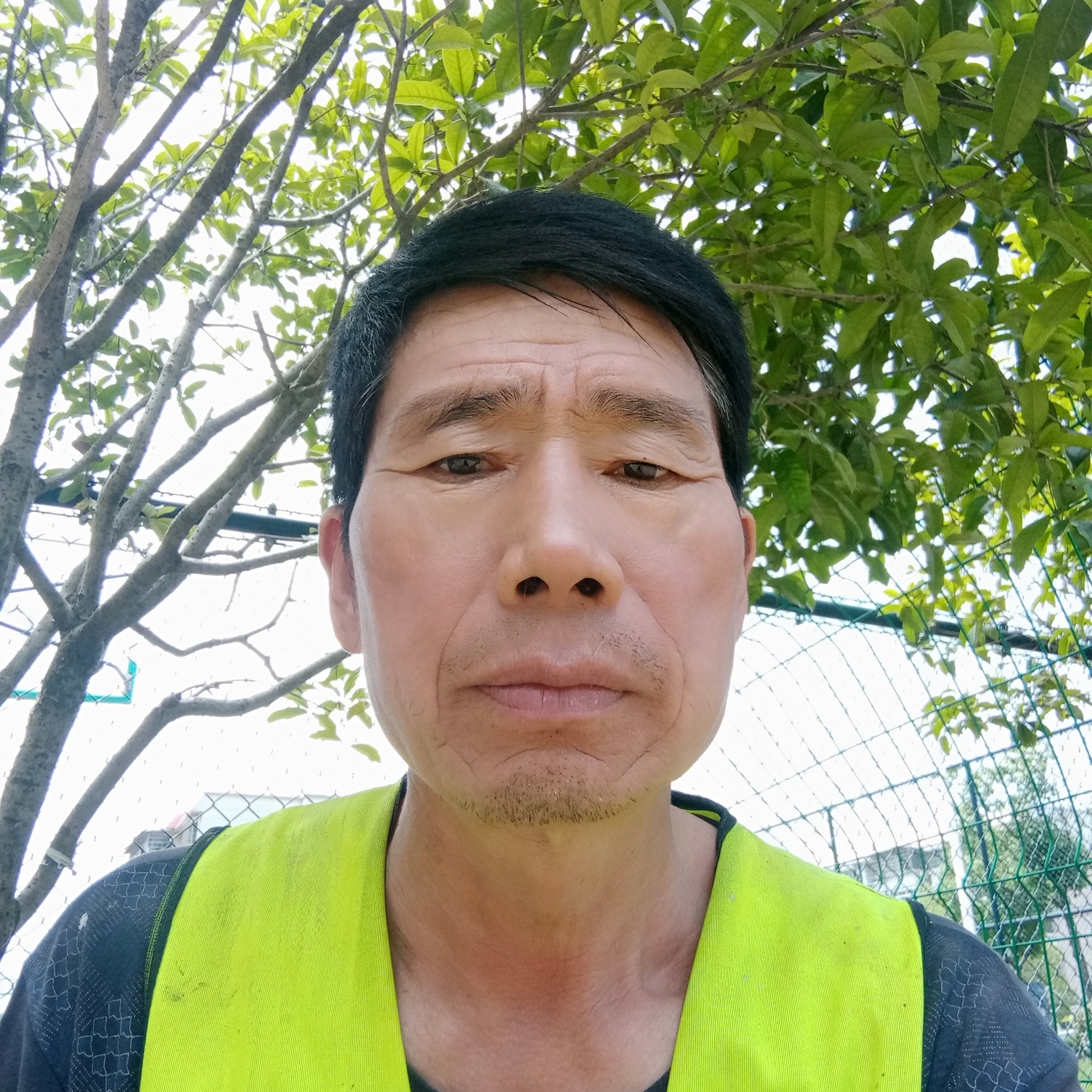 腼腆闻小松鼠的照片