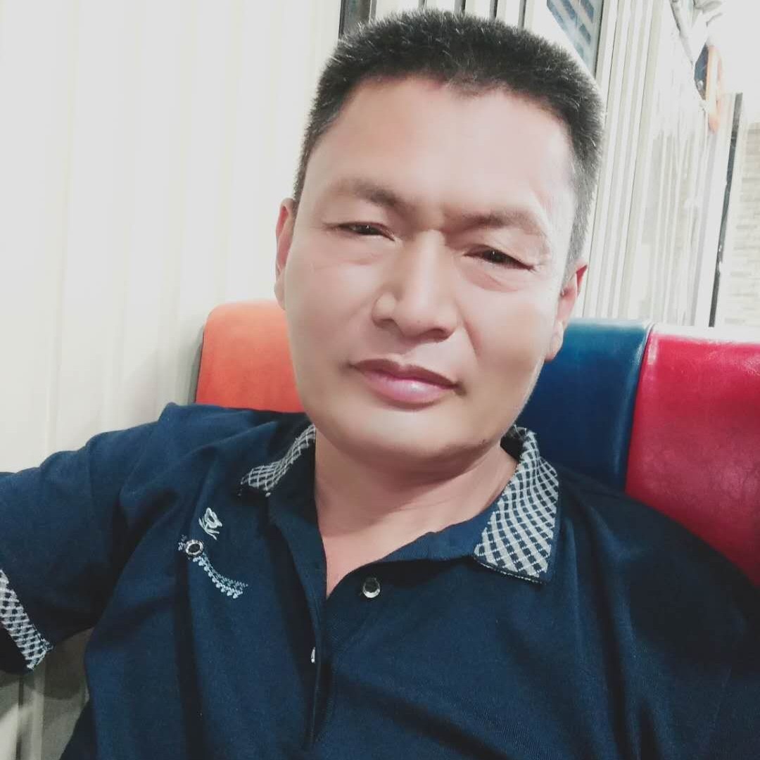 认真打电话的照片
