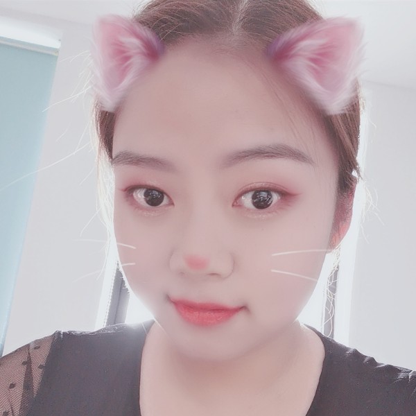 安静挽手咖啡豆的照片
