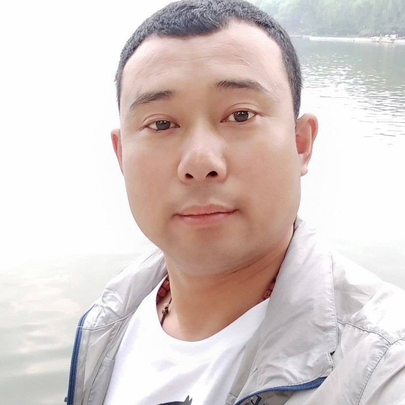 蜜粉挽手谁的照片