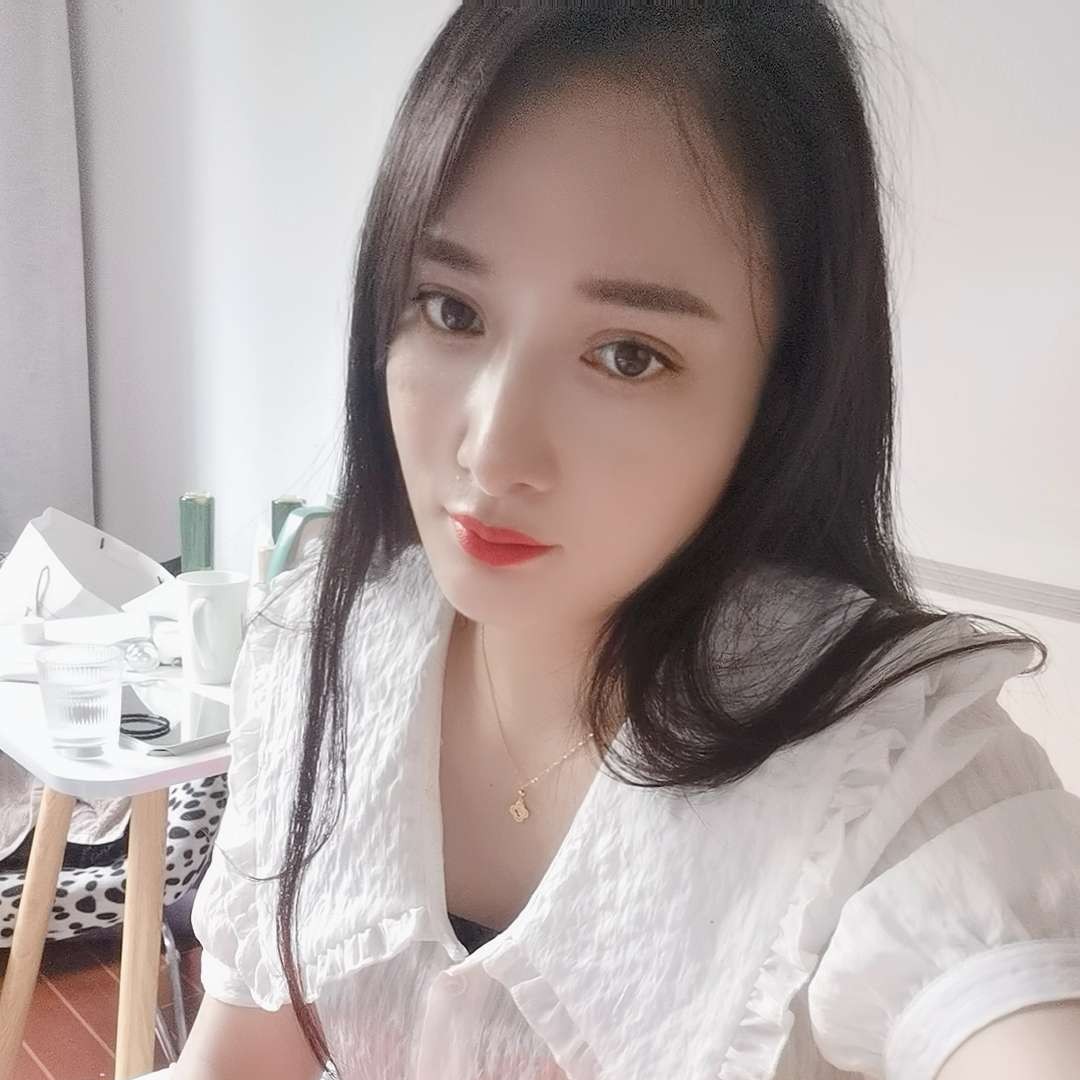 恬静拿吐司的照片