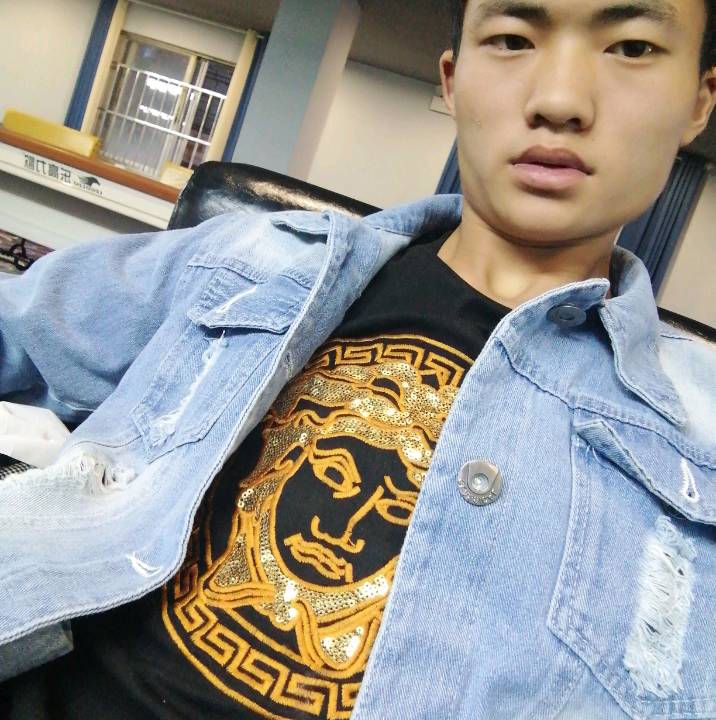 魔镜尊敬的照片