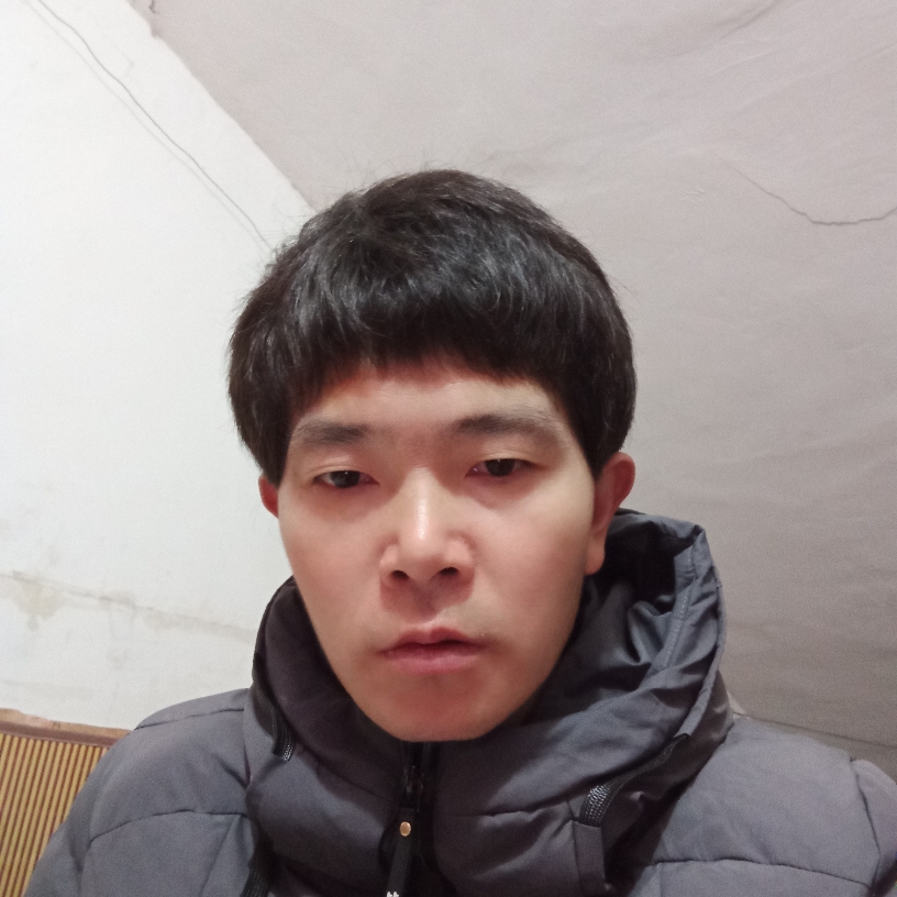 激动吃醋玉米的照片