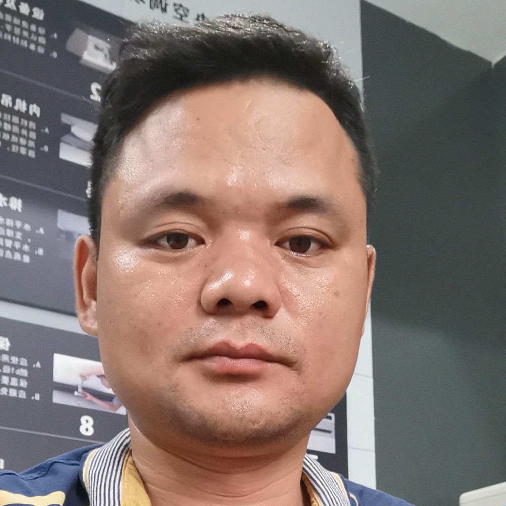 一只被圈养海豚的照片