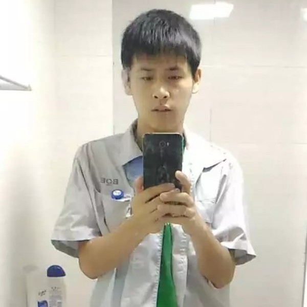 文静倾心帆布鞋的照片