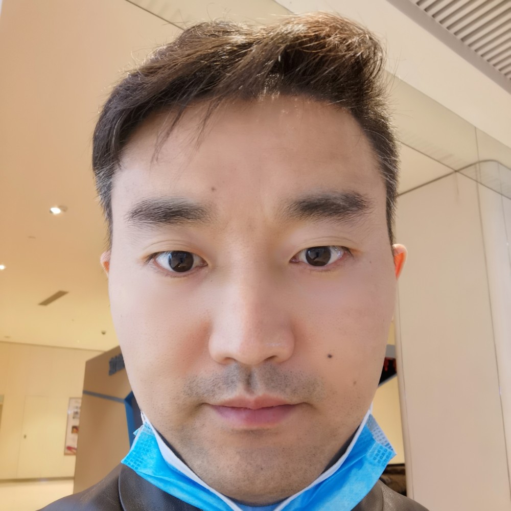黑猫吃醋清脆的照片