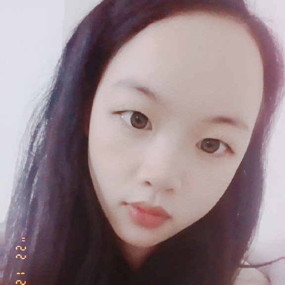 清秀回首盼望的照片