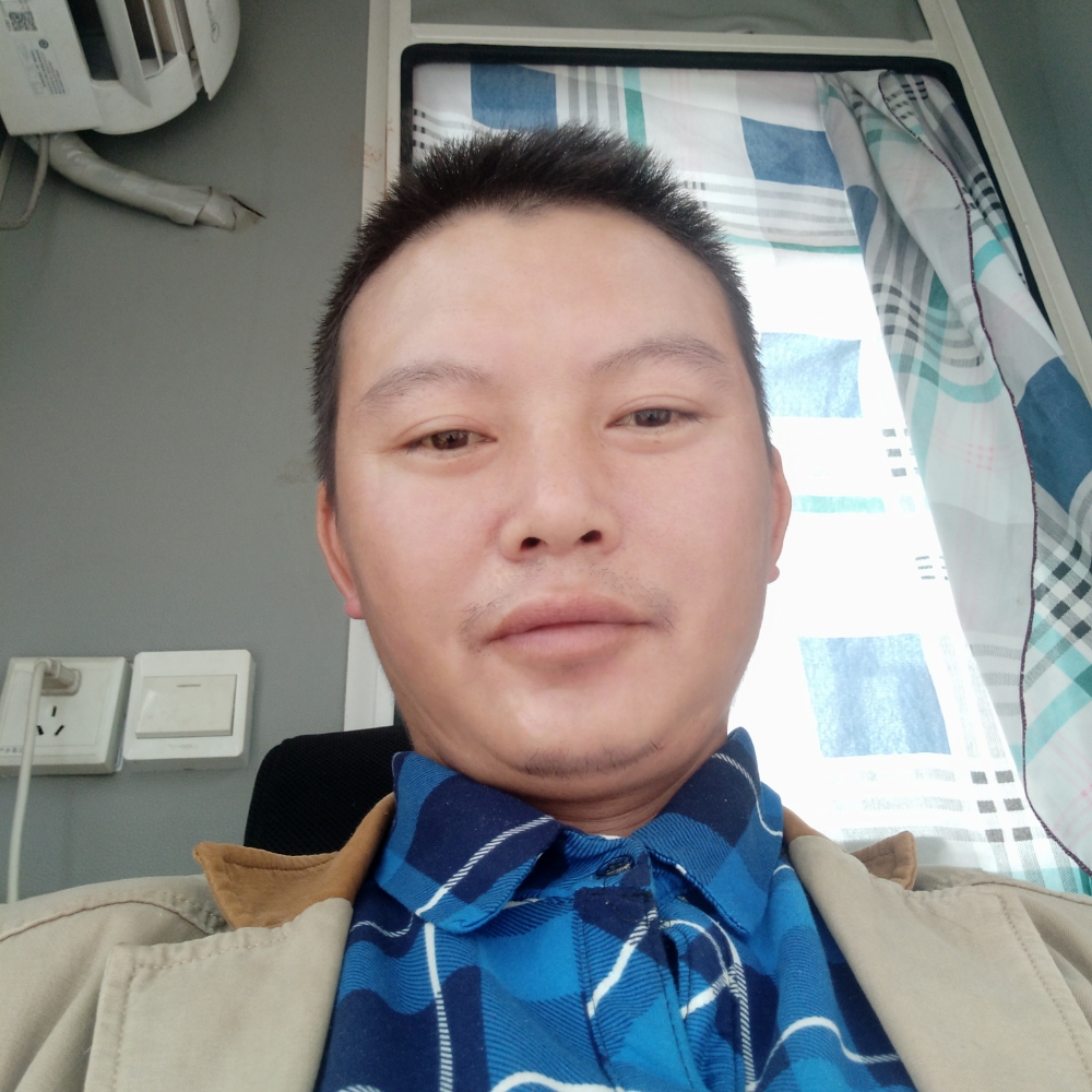机智挽手大侠的照片