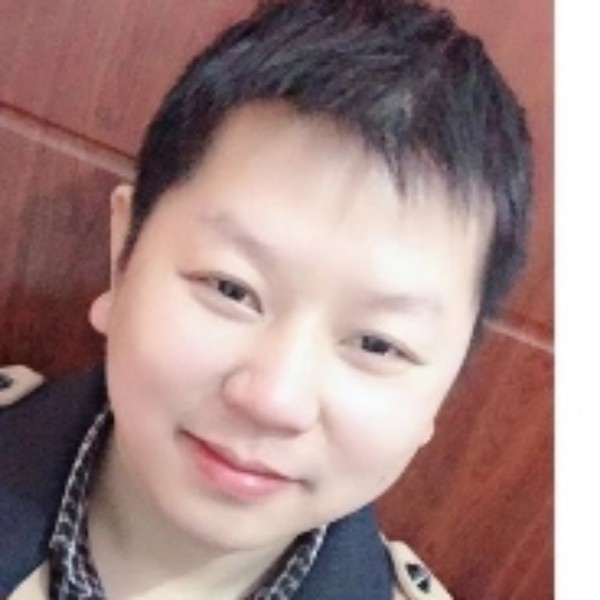 仁爱深拥小馒头的照片