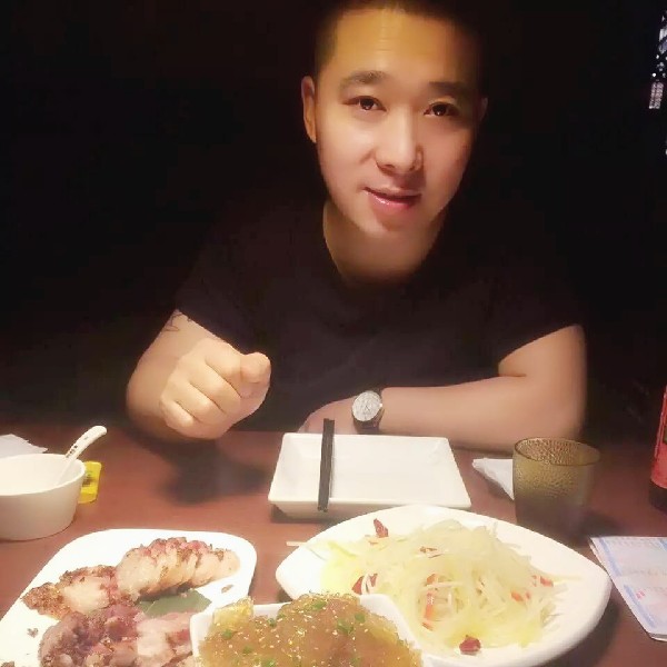 巨人彪壮的照片