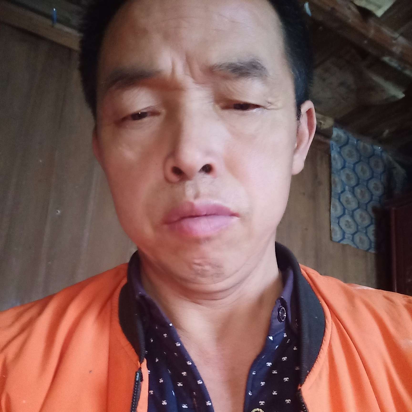 砖头挽手结实的照片